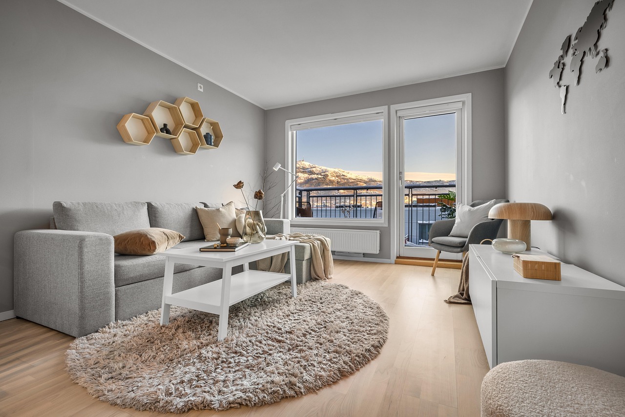 Decoratief spiegelgebruik in Scandinavische woonkamer.