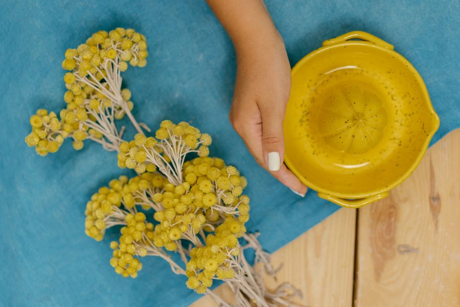 Zomers keramiekschaal met fruit en bloemen Zomers keramiekschaal met fruit en bloemen