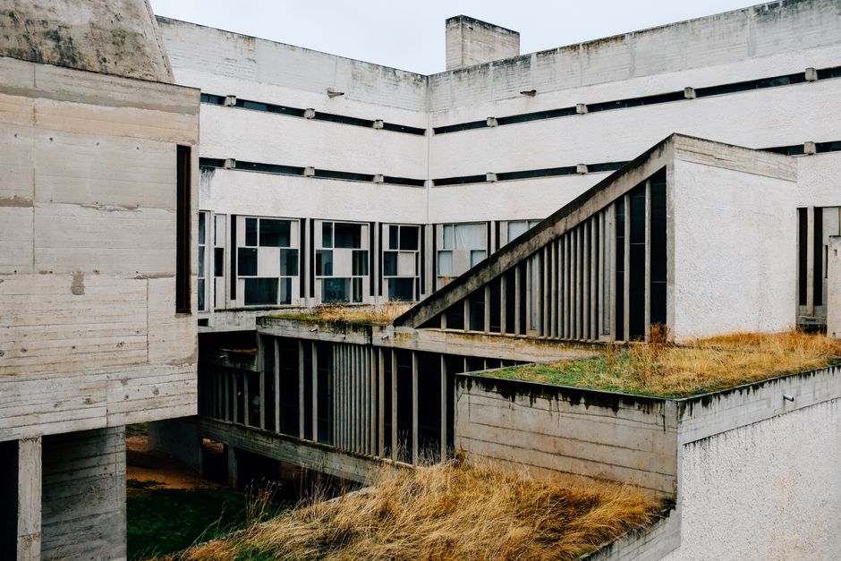 Stoere brutalistische ijzeren trap met retro meubelen. Stoere brutalistische ijzeren trap met retro meubelen.