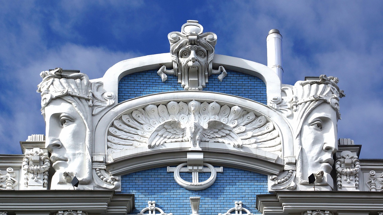 Art Nouveau glas-in-lood raam in levendige kleuren. Art Nouveau glas-in-lood raam in levendige kleuren.