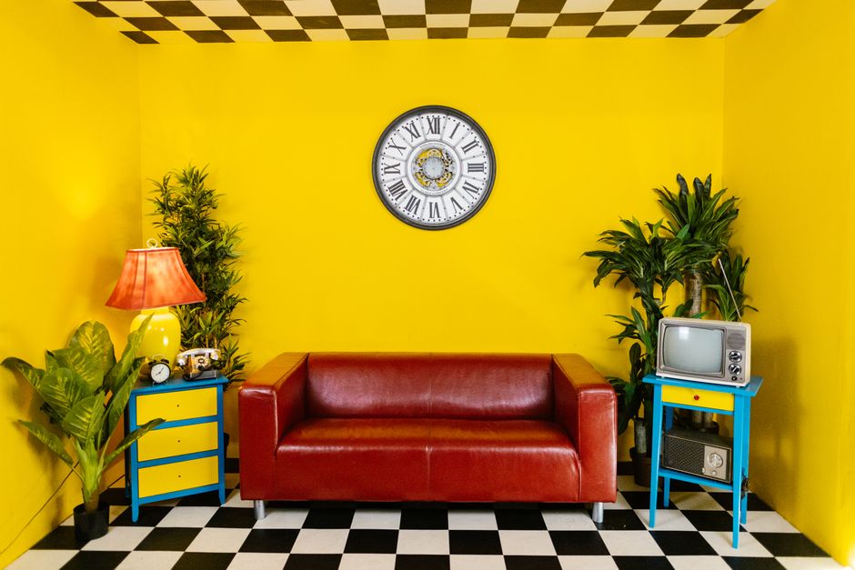 Felgekleurd Memphis design-interieur met geometrische vormen. Felgekleurd Memphis design-interieur met geometrische vormen.