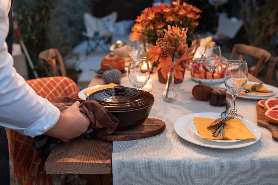 Knus diner met warme herfstkleuren en gerechten.